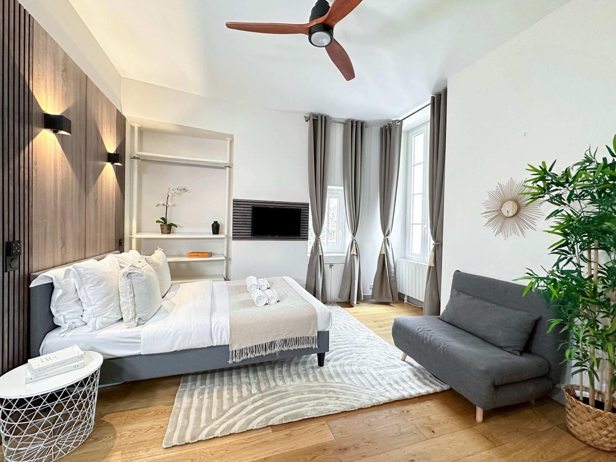 Spacious In Saint-germain-des-pres Apartment